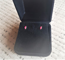 Carregar imagem no visualizador da galeria, Brinco Infantil Uma Navete Zircônia Pequena - Ouro 18k