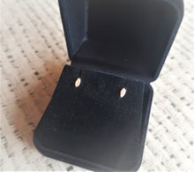 Carregar imagem no visualizador da galeria, Brinco Infantil Uma Navete Zircônia Pequena - Ouro 18k