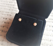 Carregar imagem no visualizador da galeria, Brinco Infantil Zircônia e Trabalho Lateral - Ouro 18k