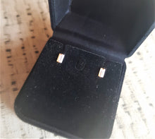 Carregar imagem no visualizador da galeria, Brinco Infantil Zircônia Retangular 4mm - Ouro 18k