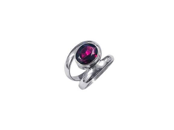 Anel Oval Estilizado com Granada - Prata 925