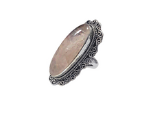 Carregar imagem no visualizador da galeria, Anel Oval Trabalhado com Quartzo Rosa - Prata 925
