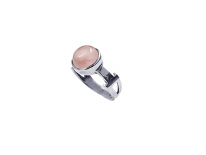 Anel Redondo Caixa Alta com Quartzo Rosa - Prata 925