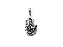 Carregar imagem no visualizador da galeria, Pingente Mão de Hamsa Om Médio escurecido - Prata 925
