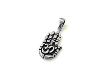 Carregar imagem no visualizador da galeria, Pingente Mão de Hamsa Om Médio escurecido - Prata 925
