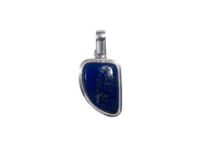 Carregar imagem no visualizador da galeria, Pingente Triangular com Lápis Lazuli - Prata 925

