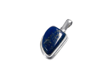 Carregar imagem no visualizador da galeria, Pingente Triangular com Lápis Lazuli - Prata 925

