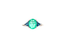 Carregar imagem no visualizador da galeria, Anel Estilizado Oval com Cristal Verde e Zircônia - Prata 925 com Ródio
