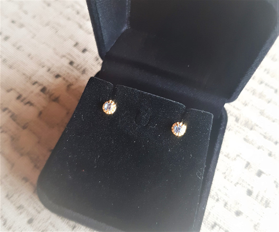 Brinco Infantil Zircônia e Trabalho Lateral - Ouro 18k