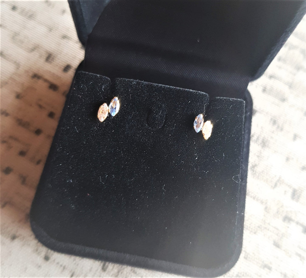 Brinco Infantil Duas Navetes Zircônia - Ouro 18k