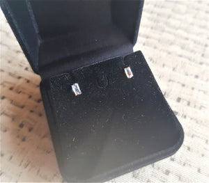 Brinco Infantil Zircônia Retangular 4mm - Ouro 18k