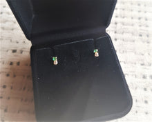 Carregar imagem no visualizador da galeria, Brinco Infantil Duas Nano Zircônias - Ouro 18k
