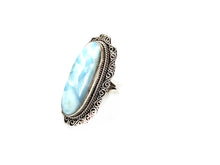 Carregar imagem no visualizador da galeria, Anel Oval Trabalhado com Larimar - Prata 925
