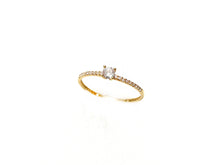 Carregar imagem no visualizador da galeria, Anel Solitário 4mm com Zircônias Laterais - Ouro 18k
