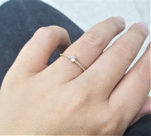 Anel Solitário 4mm com Zircônias Laterais - Ouro 18k
